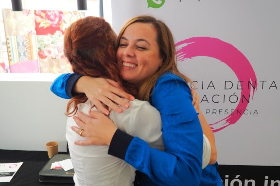 Cercanía y confianza con nuestros pacientes Profesional de Presencia Dental abraza a una paciente en un gesto de confianza