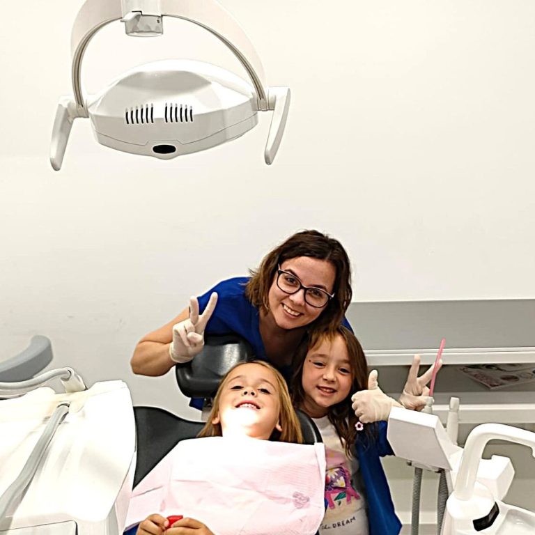 Odontopediatría: experiencia positiva Dentista y dos niñas sonríen en el gabinete; visita infantil tranquila en Presencia Dental