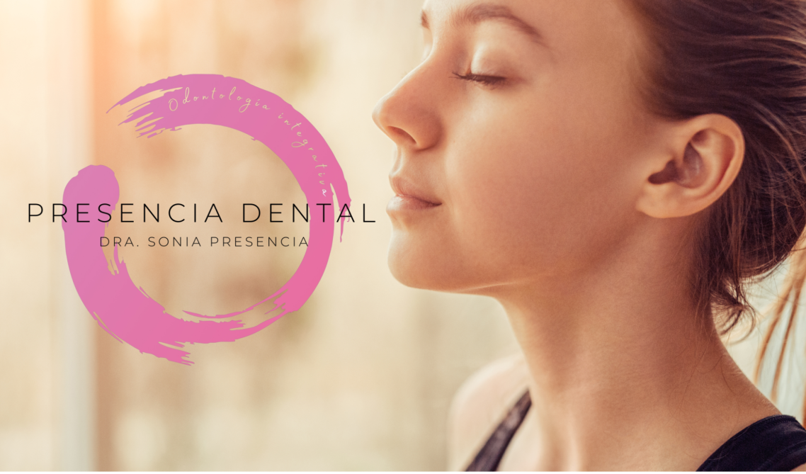 Presencia Dental | Odontología integrativa Logotipo circular rosa de Presencia Dental junto al perfil sereno de una mujer