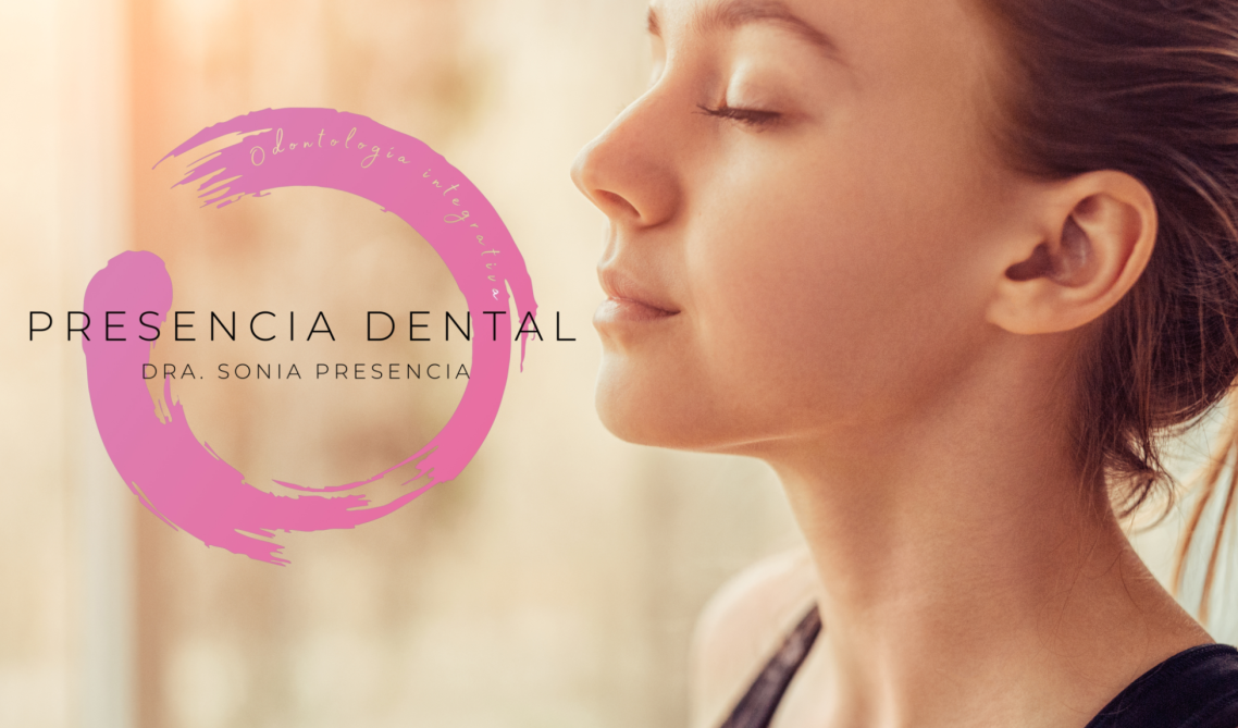 Presencia Dental | Odontología integrativa Logotipo circular rosa de Presencia Dental junto al perfil sereno de una mujer