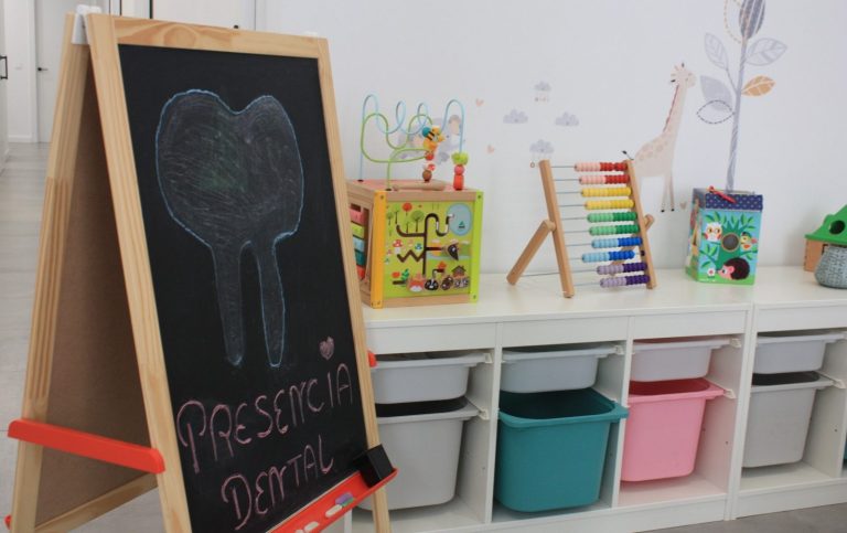Zona infantil en la sala de espera Pizarra y juguetes en la zona infantil de la sala de espera de Presencia Dental
